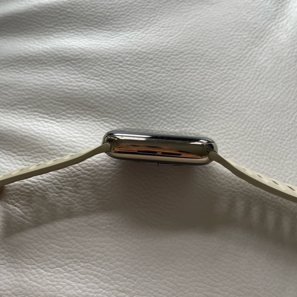 Apple Watch Series 6 GPS + Cellular, 44mm Gold Stainless Steel Case - no band - Picture 9 of 14